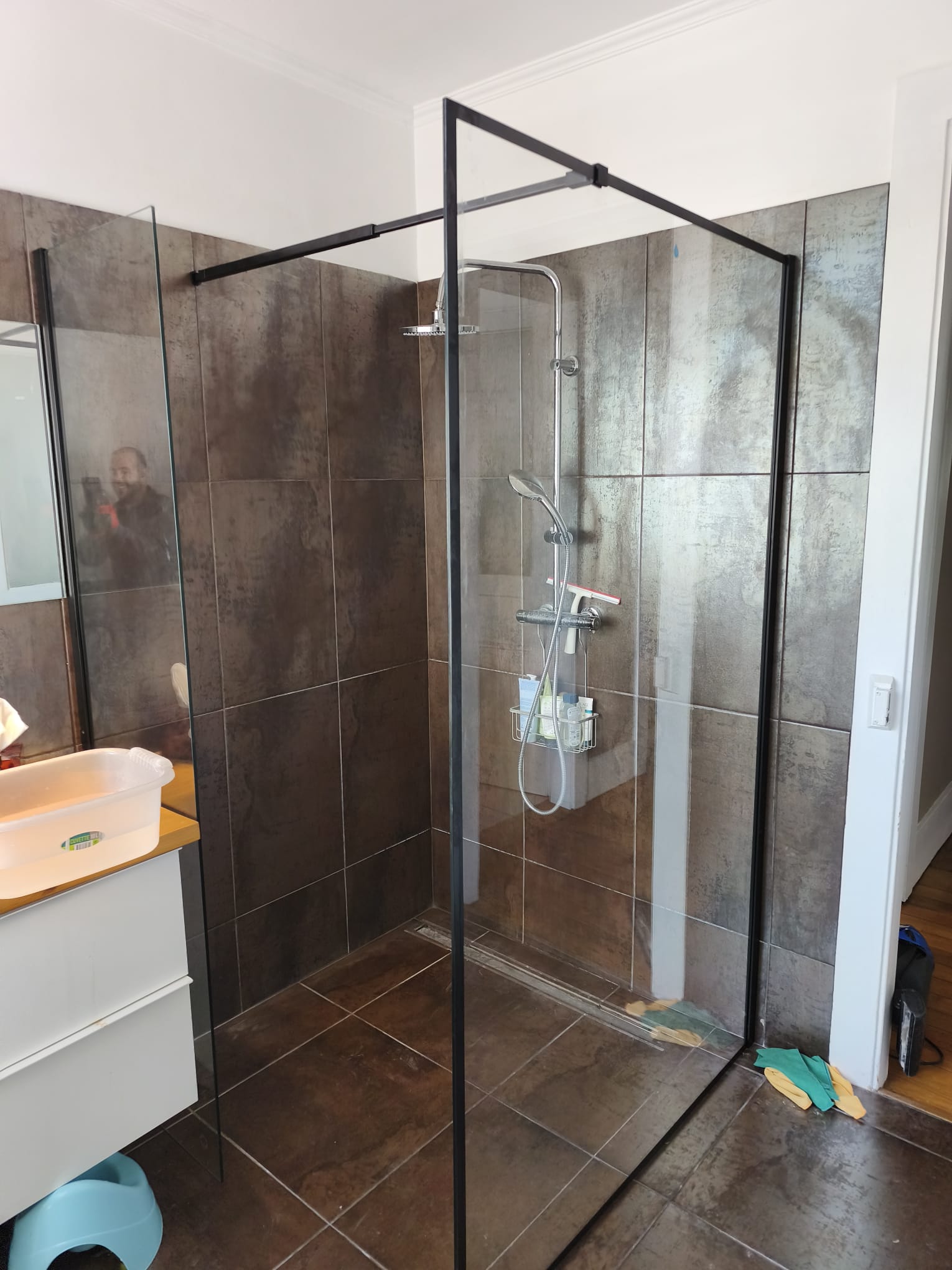 Douche à l'italienne avec paroi noire réalisée par HL Plomberie