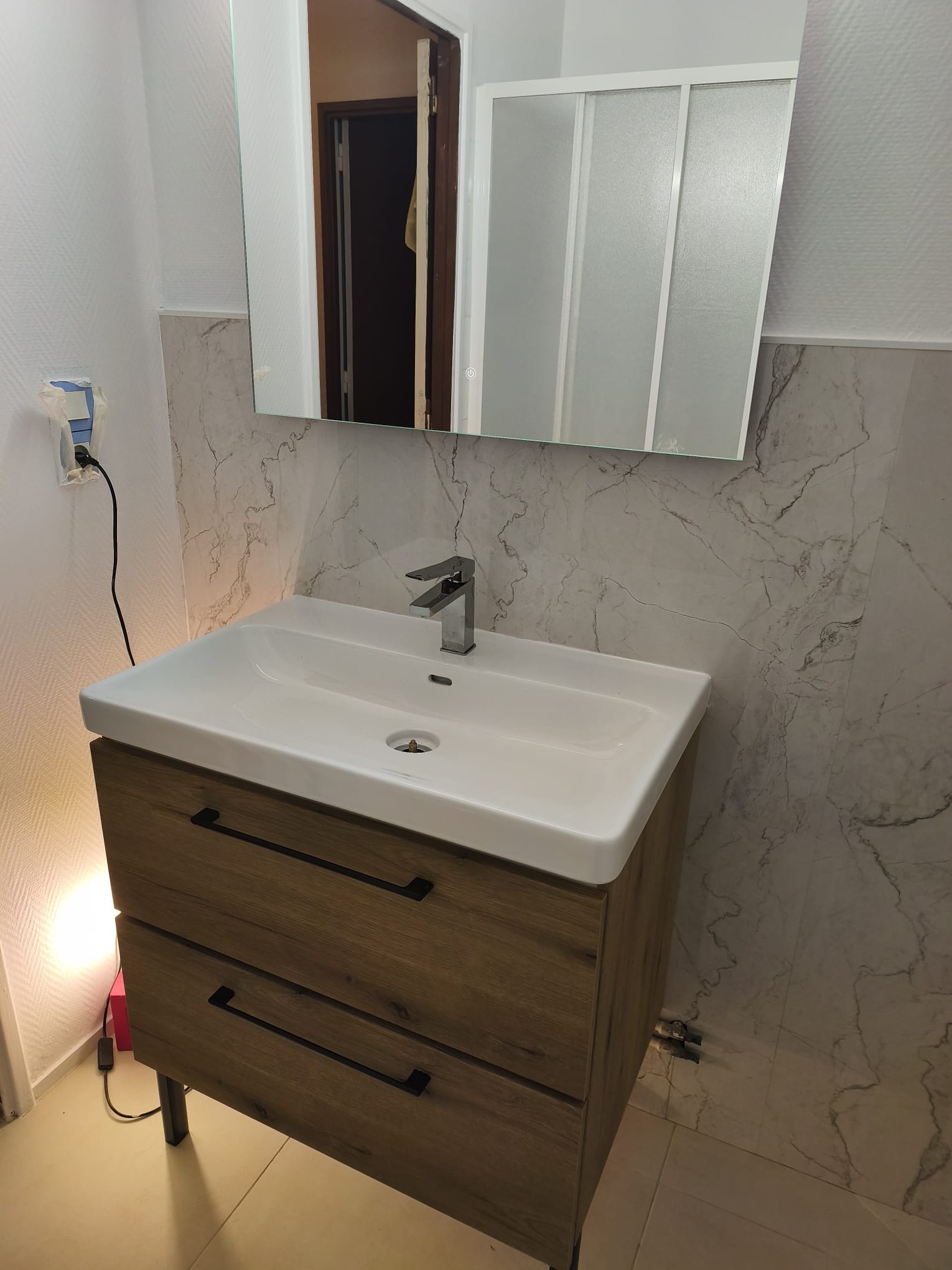 Meuble vasque et miroir LED installés par HL Plomberie