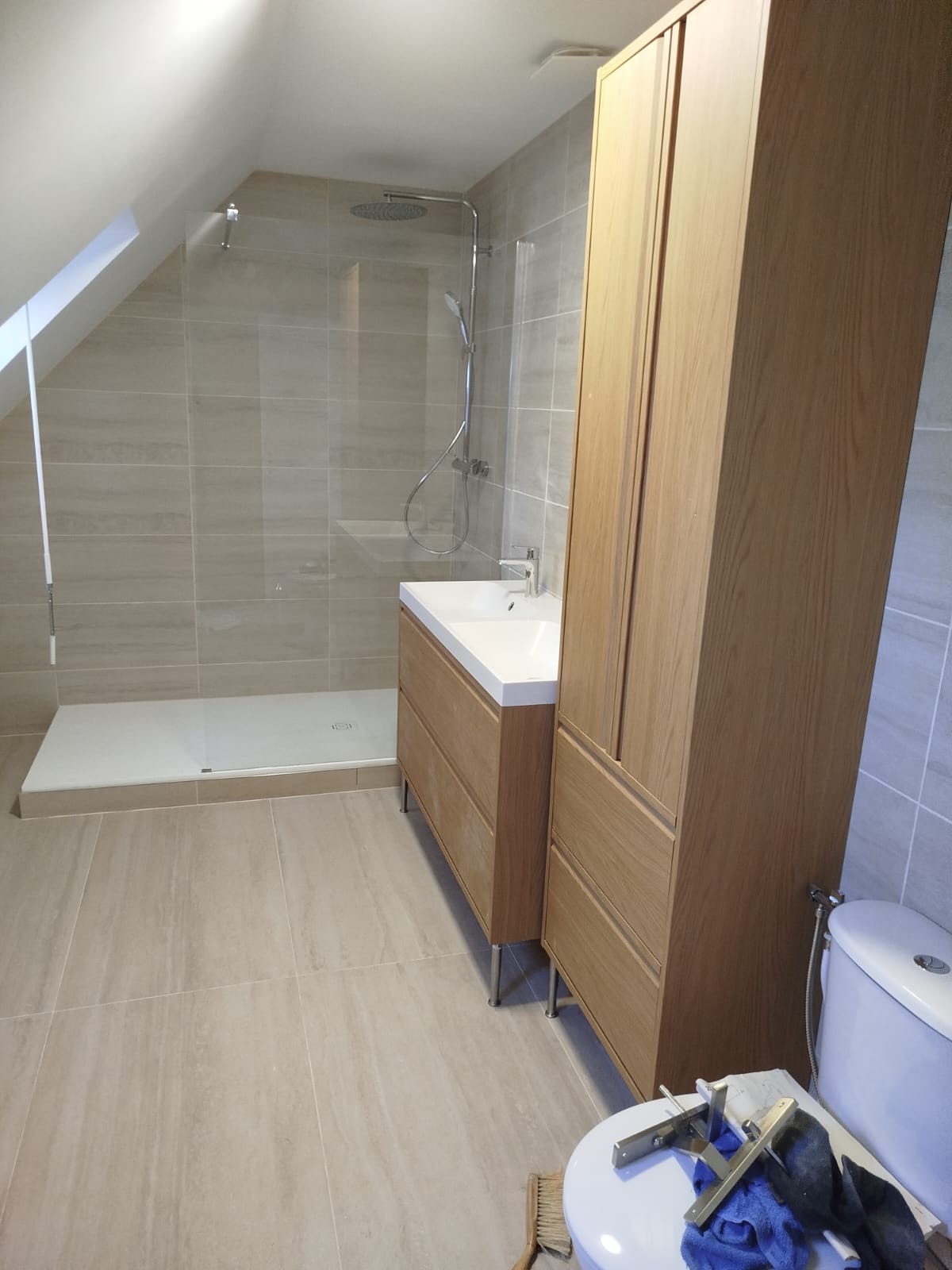 Rénovation complète de salle de bain sous pente par HL Plomberie