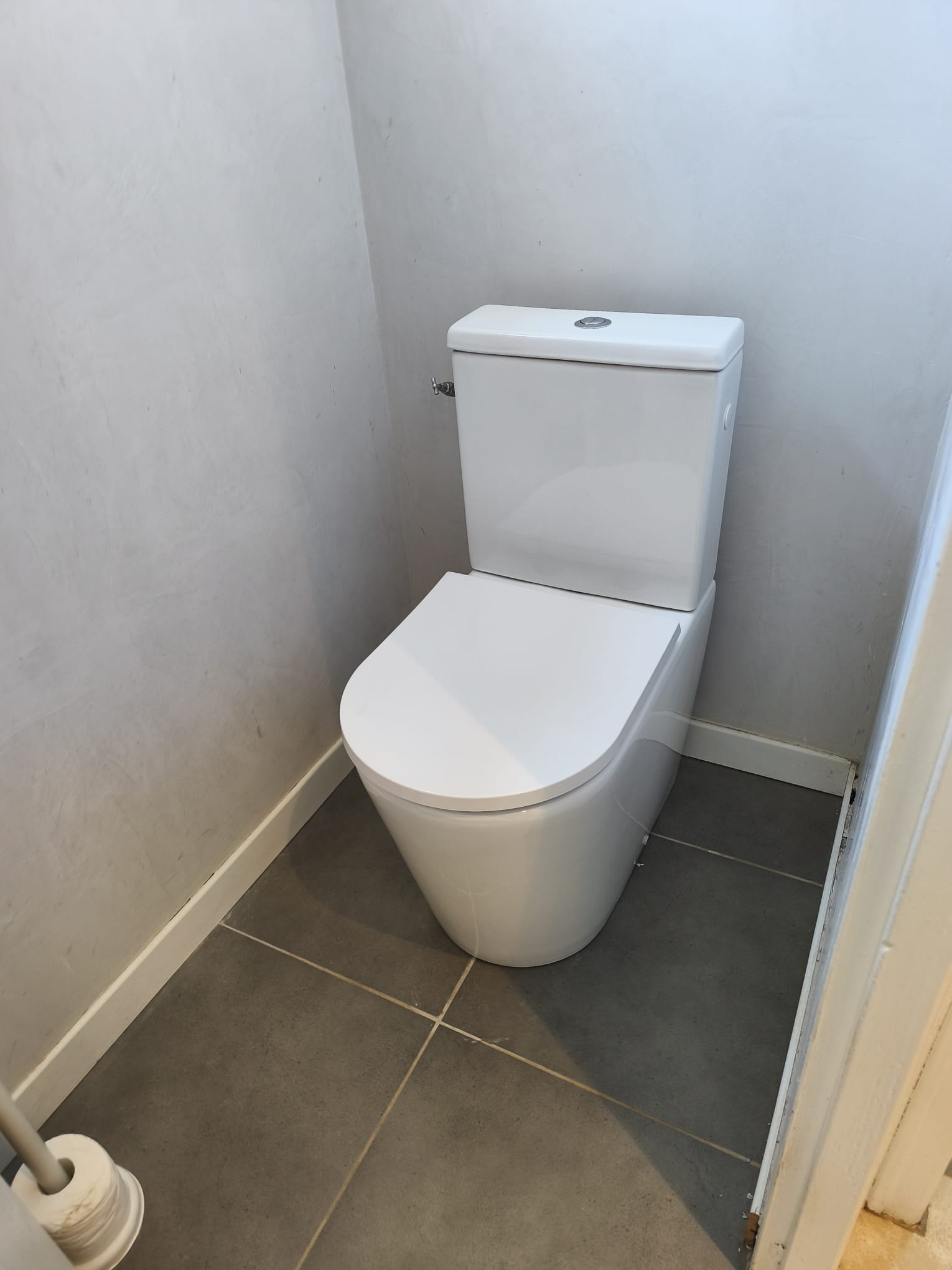 WC avec murs en béton ciré réalisé par HL Plomberie