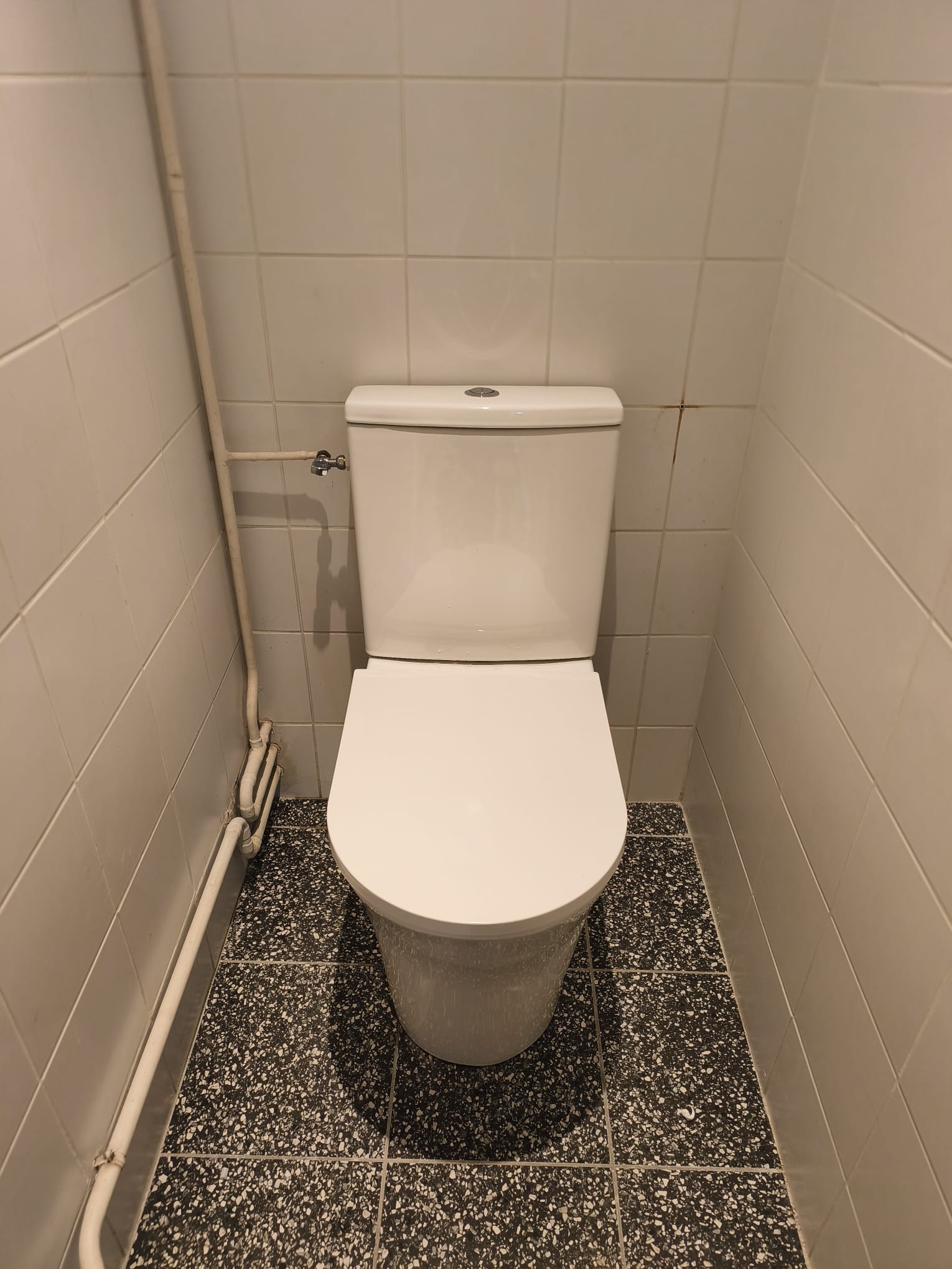 WC avec sol terrazzo réalisé par HL Plomberie